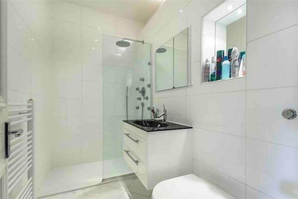 Stunning Grand 2 Bed, 2 Bath Apartment, Лондон Екстериор снимка